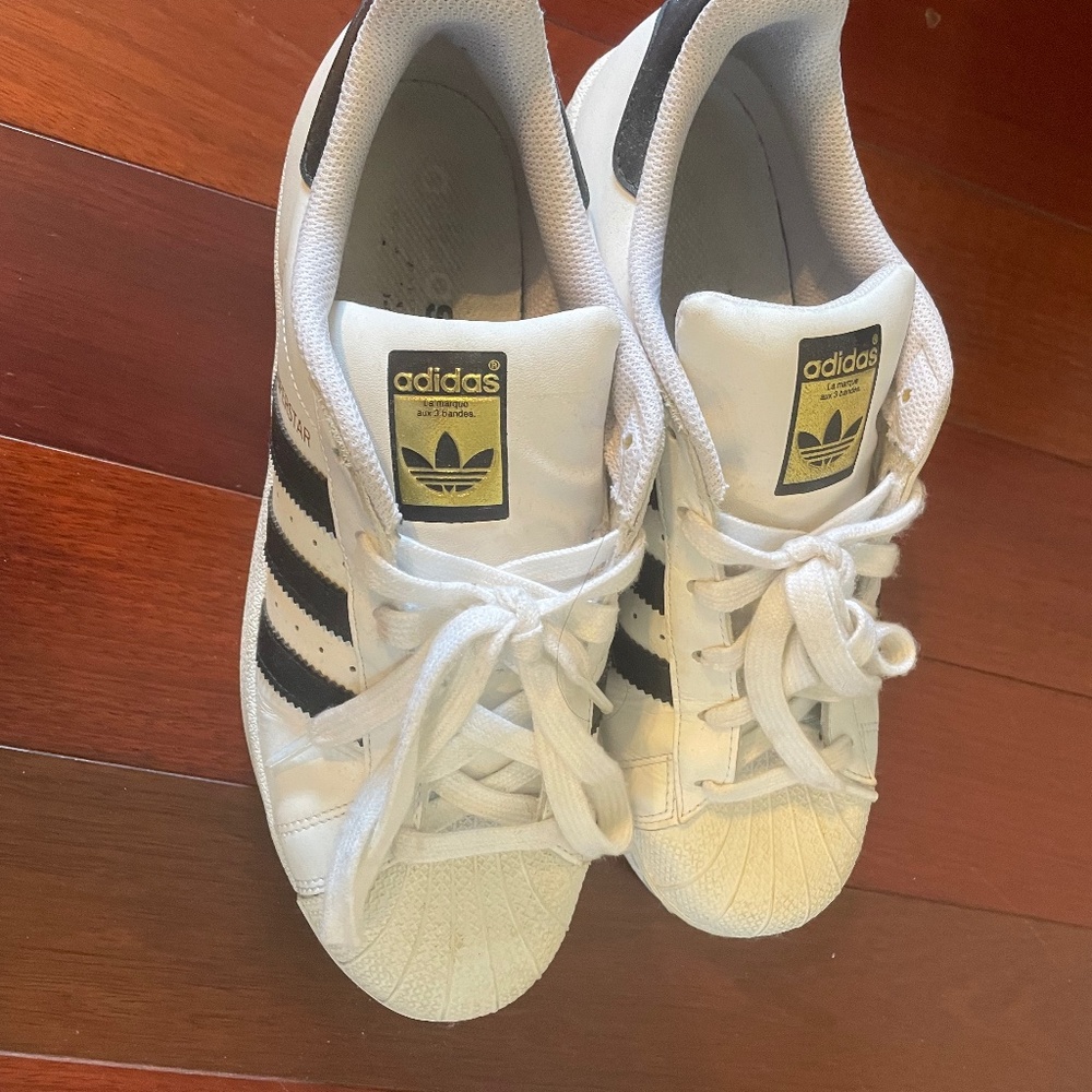 Women’s 8.5 Adidas Superstar Shoes
